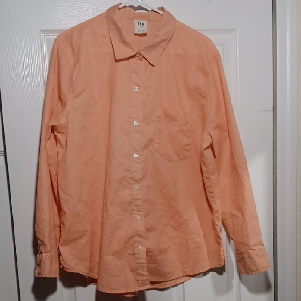 GAP Women's Button-Up Shirt in Soft Pumpkin / Peach